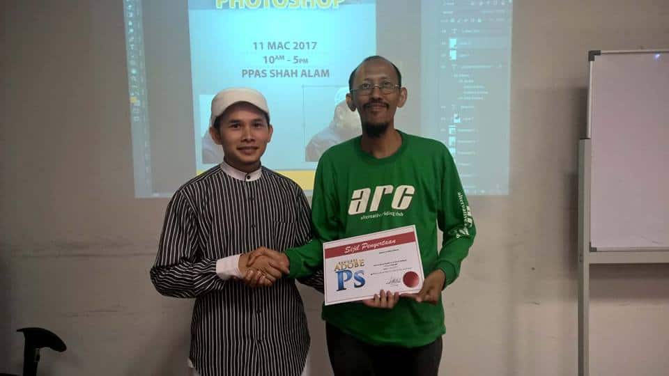 Ts. Izzuddin Ismail bersama peserta pada sesi penyampaian sijil bengkel Adobe Photoshop di Shah Alam