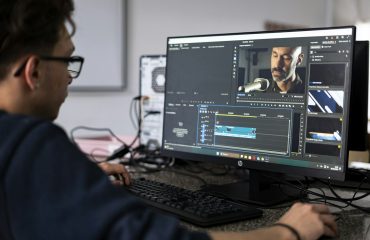 Penyunting video menyemak rakaman dan susunan klip pada garis masa komputer.