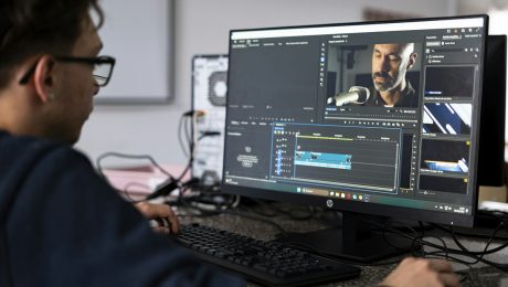Penyunting video menyemak rakaman dan susunan klip pada garis masa komputer.