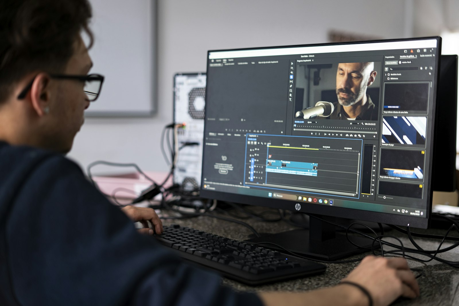 Penyunting video menyemak rakaman dan susunan klip pada garis masa komputer.